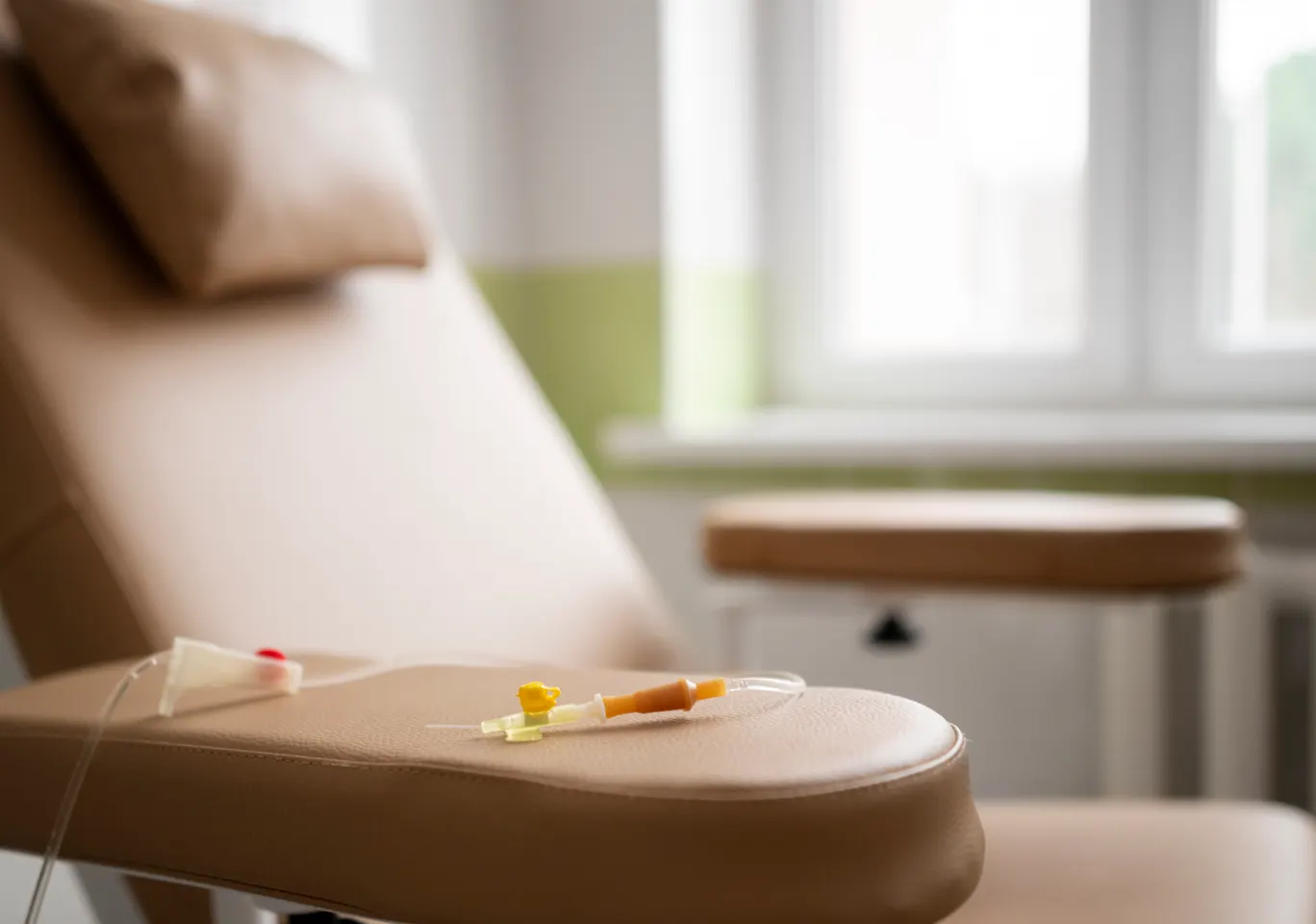 Kroplówki witaminowe Brańsk: fotel zabiegowy z przygotowaną linią infuzyjną