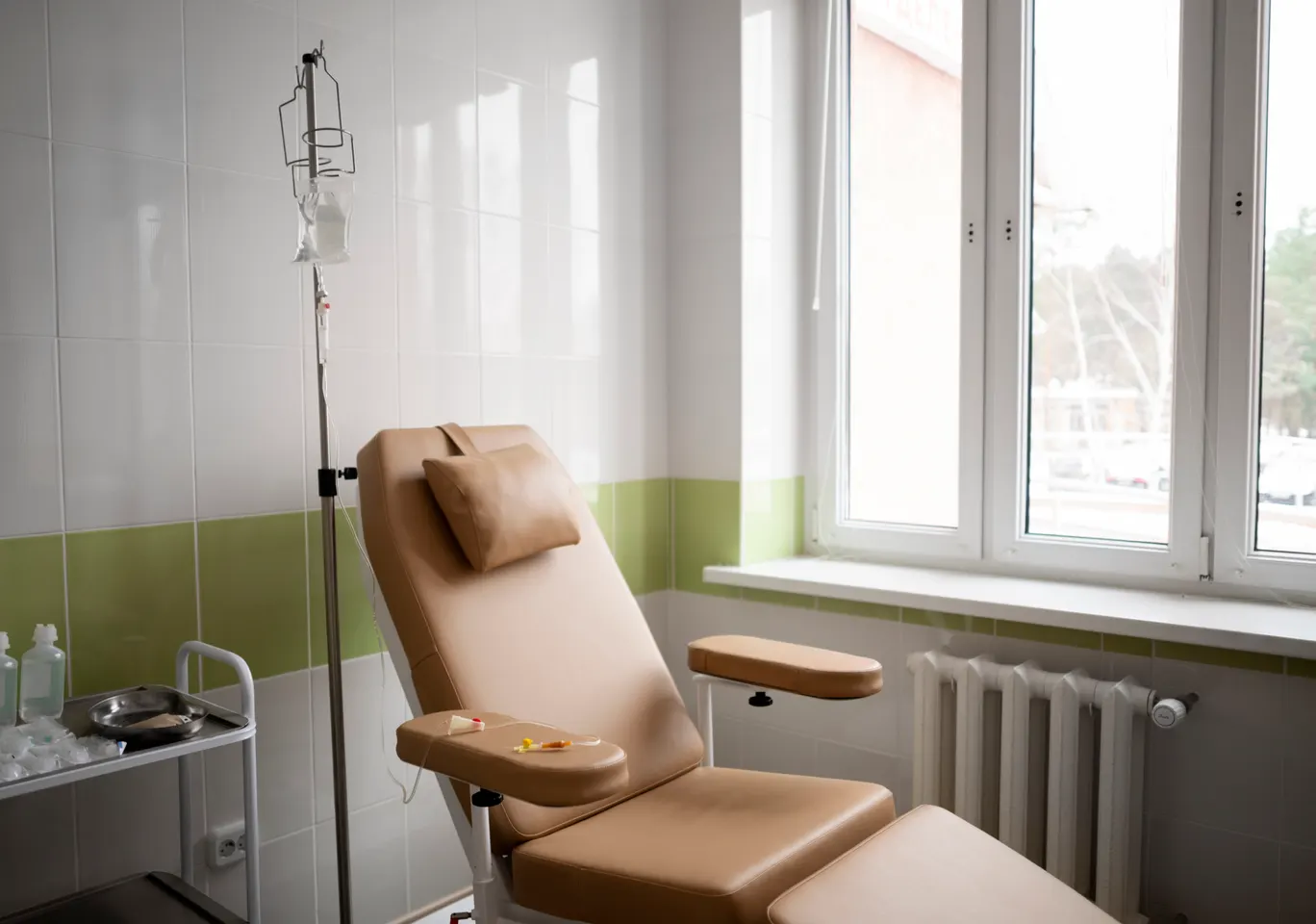 Kroplówki witaminowe Siemiatycze: gabinet zabiegowy z fotelem i stojakiem na kroplówkę