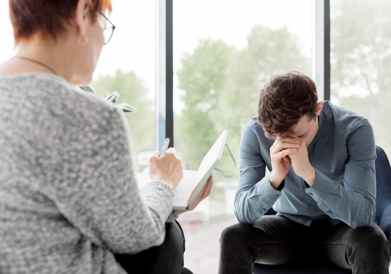 Uzależnienia behawioralne Białystok: konsultacja u terapeuty przy oknie