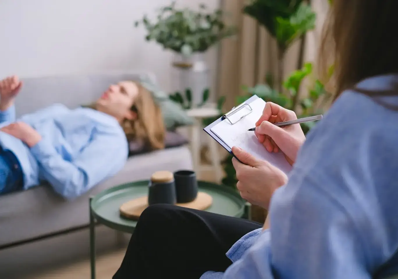 Uzależnienia behawioralne Białystok: sesja terapeutyczna na kozetce